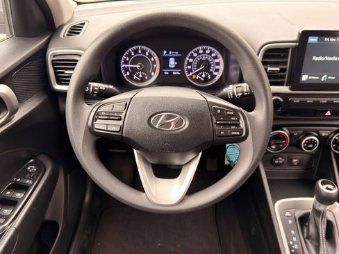 Used 2020 Hyundai Venue SE image 13
