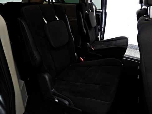 Used 2019 Dodge Grand Caravan SE w/ UConnect Hands-Free Group FWD image 12