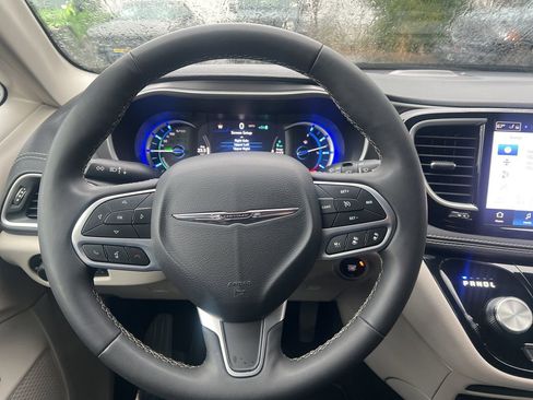 Used 2023 Chrysler Pacifica Touring-L image 29