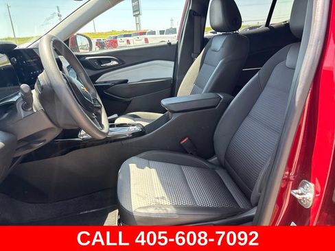 Used 2025 Chevrolet Trax LT FWD image 7