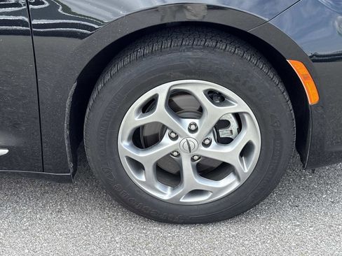 Used 2022 Chrysler Pacifica Limited image 10