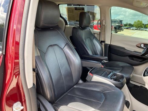Used 2019 Chrysler Pacifica Touring-L FWD image 27