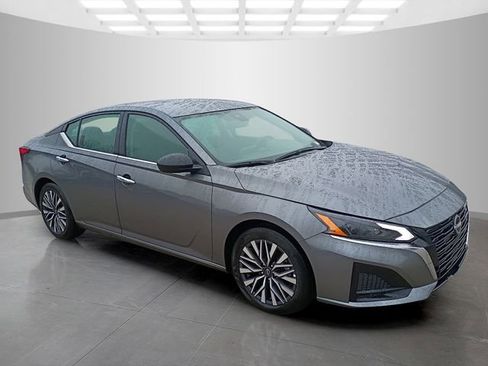 Used 2025 Nissan Altima 2.5 SV image 2