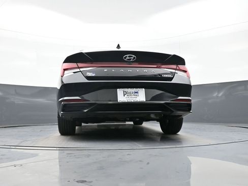 Certified 2023 Hyundai Elantra Limited w/ Preferred Accessory Package image 31