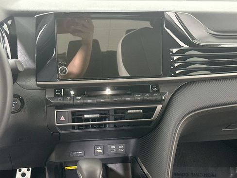 Used 2025 Toyota Camry SE FWD image 20