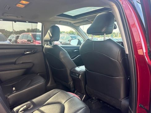 Used 2020 Toyota Highlander XLE AWD/4WD image 24