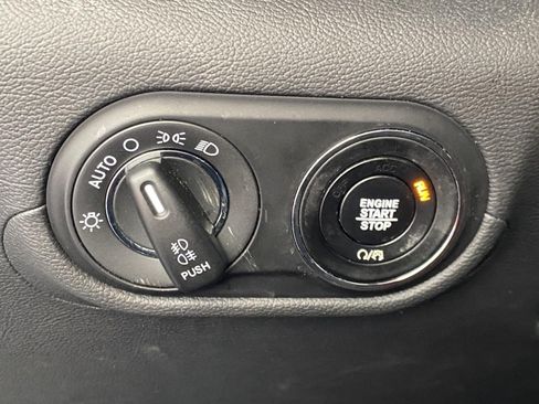 Used 2020 Maserati Levante AWD/4WD image 22