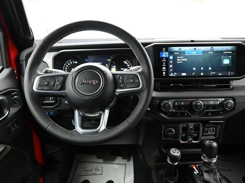 Used 2025 Jeep Wrangler Unlimited Sahara AWD/4WD image 14