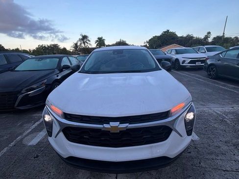 Used 2025 Chevrolet Trax LS FWD image 2