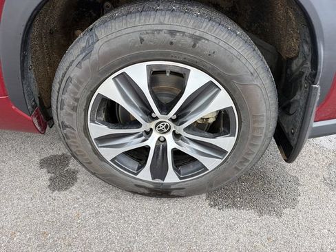 Used 2022 Toyota Highlander XLE FWD image 18