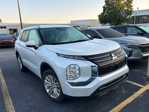 Used 2023 Mitsubishi Outlander ES AWD/4WD image 2