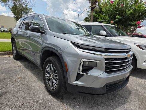 Used 2025 Chevrolet Traverse LT AWD/4WD image 3