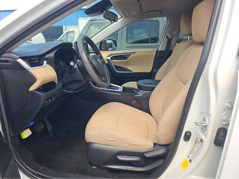 Used 2020 Toyota RAV4 LE FWD image 4