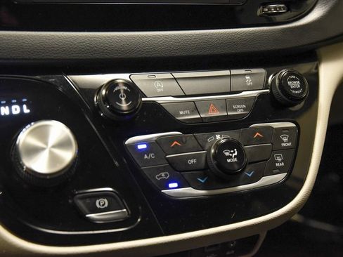 Used 2020 Chrysler Voyager Lxi image 17