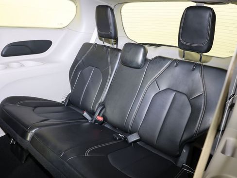 Used 2024 Chrysler Pacifica Touring-L FWD image 11