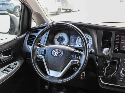 Used 2018 Toyota Sienna SE image 15