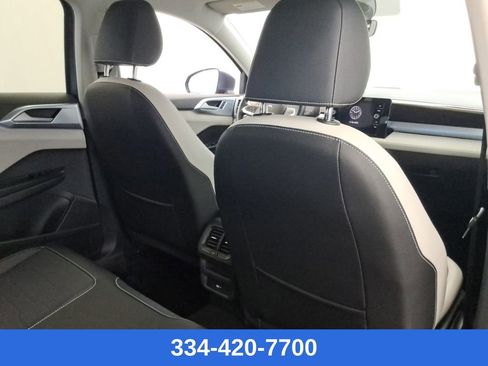 Certified 2025 Volkswagen Taos SE w/ Panoramic Sunroof Package image 21