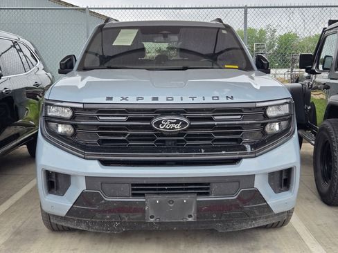 Used 2025 Ford Expedition Platinum w/ Stealth Performance Package AWD/4WD image 2
