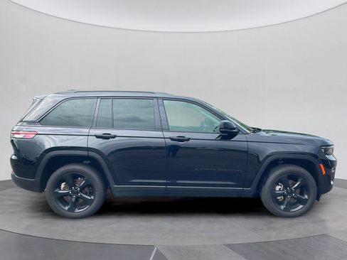 Used 2023 Jeep Grand Cherokee Limited w/ Black Appearance Package AWD/4WD image 5