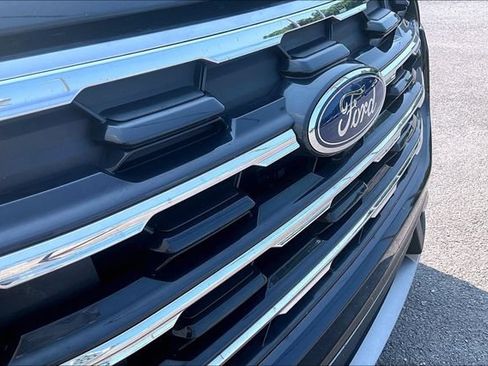 Used 2025 Ford Explorer Active AWD/4WD image 30