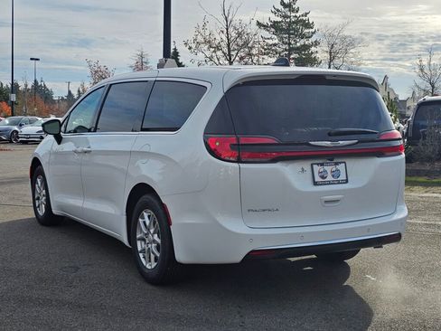 New 2026 Chrysler Pacifica Select image 6