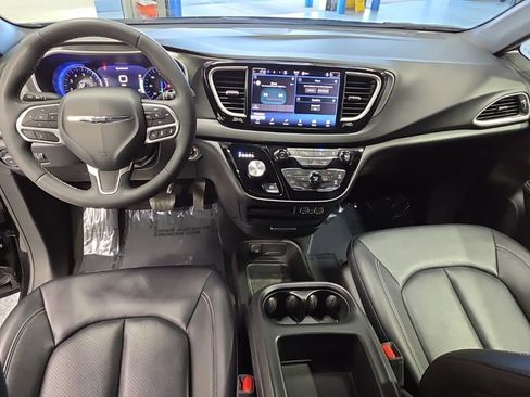Used 2025 Chrysler Pacifica Select FWD image 11
