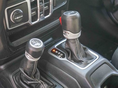 Used 2020 Jeep Wrangler Unlimited Sahara image 18