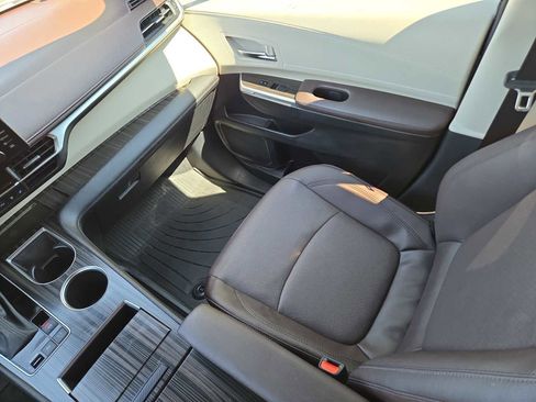 Used 2024 Toyota Sienna Platinum image 14