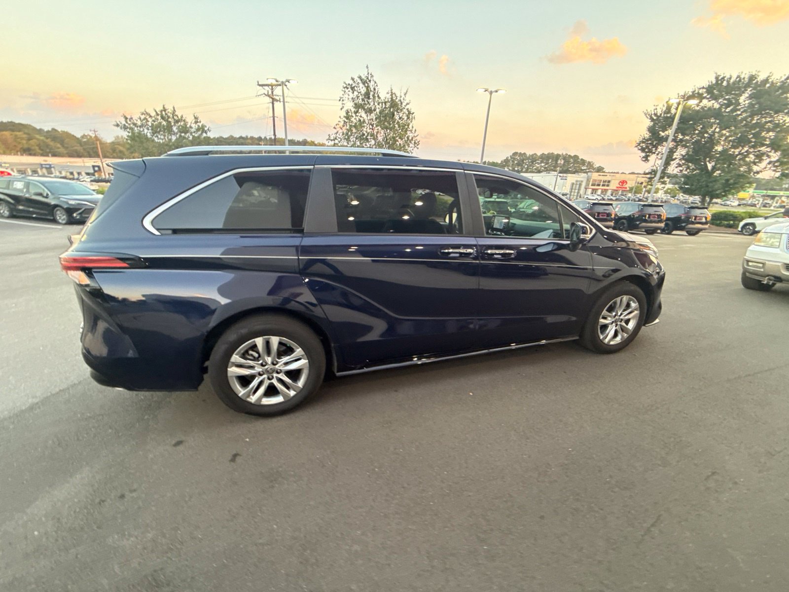Used 2024 Toyota Sienna Limited FWD image 18