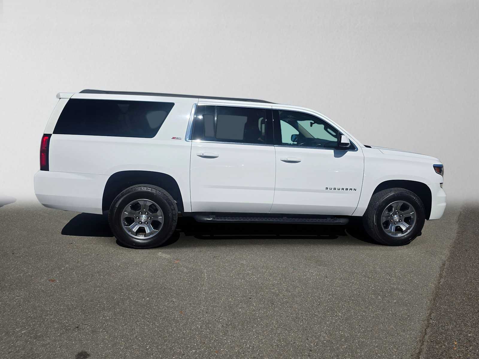 Used 2019 Chevrolet Suburban LT w/ Luxury Package AWD/4WD image 2