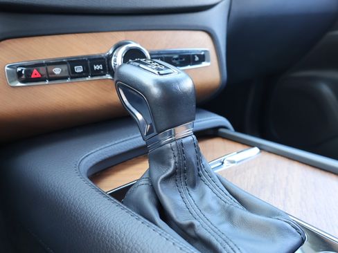 Used 2022 Volvo XC90 T6 Momentum w/ Advanced Package image 29