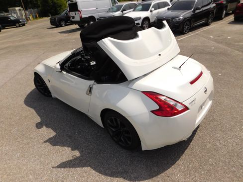 Used 2016 Nissan 370Z Touring RWD image 10