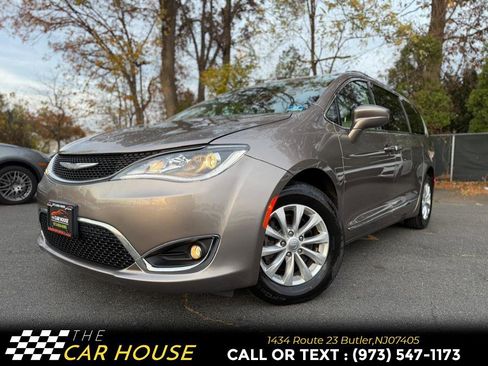 Used 2018 Chrysler Pacifica Touring-L w/ Premium Audio Group image 2