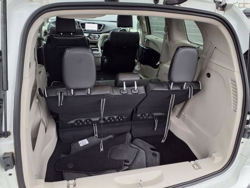Used 2024 Chrysler Pacifica Limited image 26