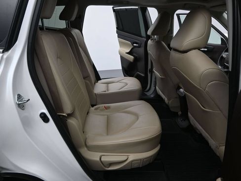 Used 2021 Toyota Highlander XLE FWD image 9