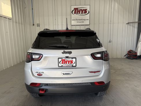 Used 2025 Jeep Compass Trailhawk w/ Trailhawk Elite Group AWD/4WD image 4