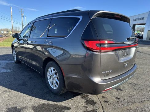Used 2022 Chrysler Pacifica Touring-L image 3