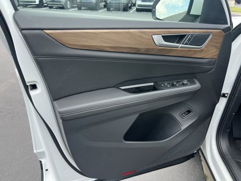 Used 2024 Volkswagen Atlas SE FWD image 14