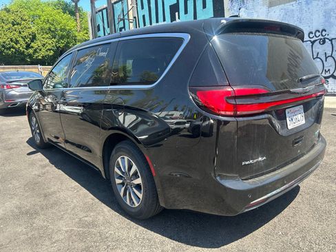 Used 2024 Chrysler Pacifica Select image 4