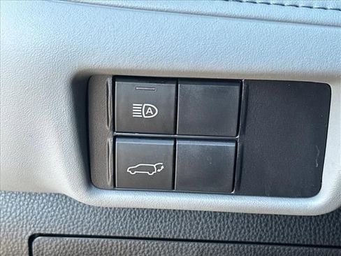 Used 2022 Toyota Highlander XLE FWD image 23