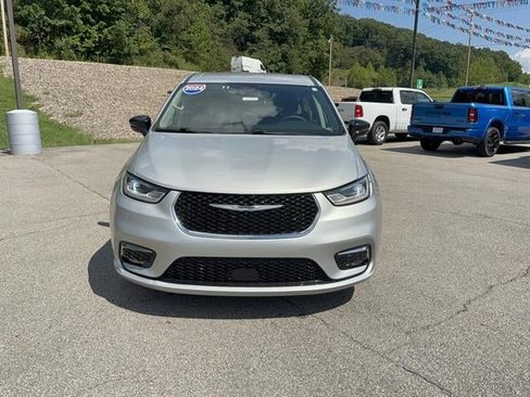 Used 2024 Chrysler Pacifica Limited FWD image 2