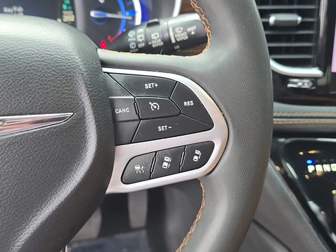 Used 2023 Chrysler Pacifica Pinnacle FWD image 32
