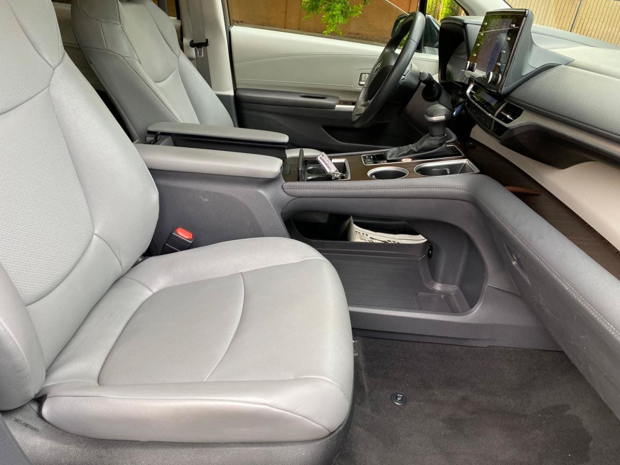 Used 2024 Toyota Sienna XLE FWD image 52