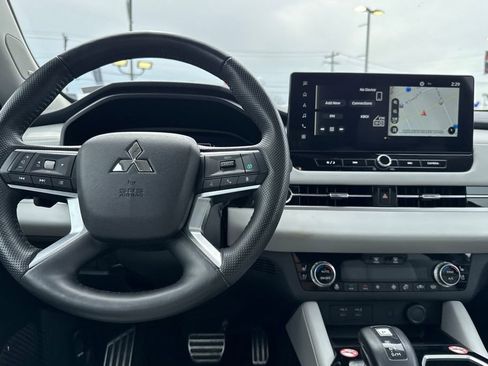 Used 2025 Mitsubishi Outlander SEL image 14