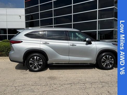 Used 2021 Toyota Highlander XLE AWD/4WD image 2