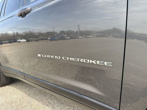 Used 2022 Jeep Grand Cherokee Limited image 55