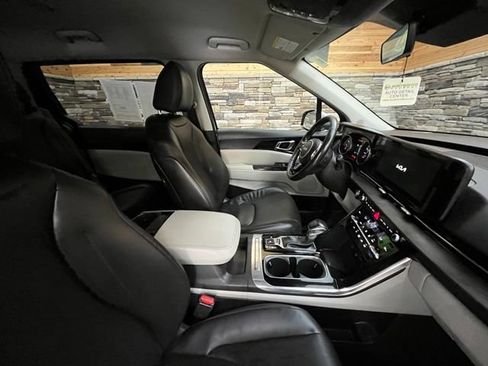Used 2024 Kia Carnival EX FWD image 16