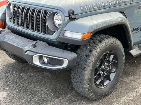Used 2025 Jeep Gladiator Sport AWD/4WD image 9