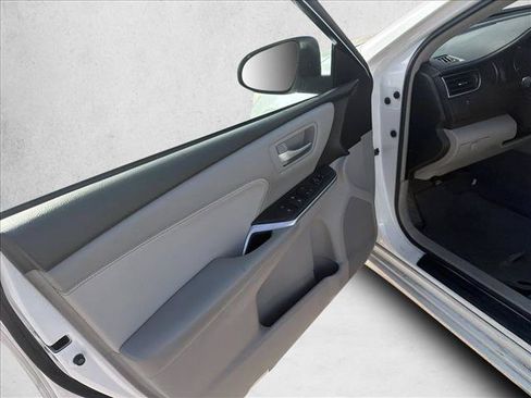 Used 2017 Toyota Camry XLE FWD image 9