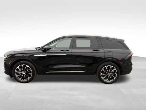 Used 2024 Lincoln Nautilus Reserve image 11